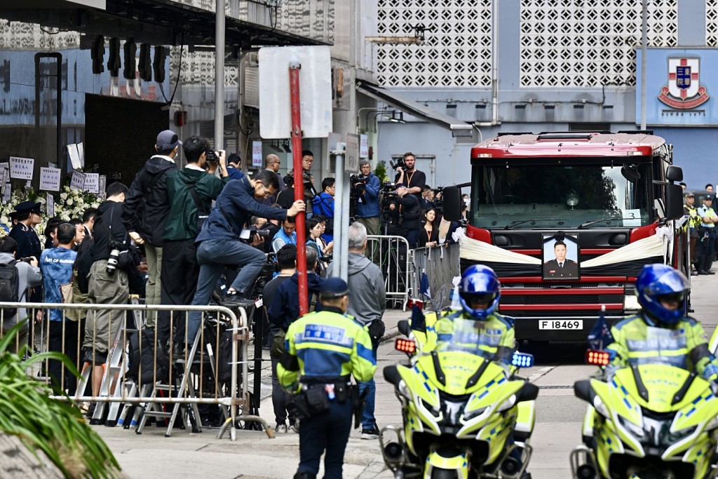今日有很多市民及消防隊員送別。