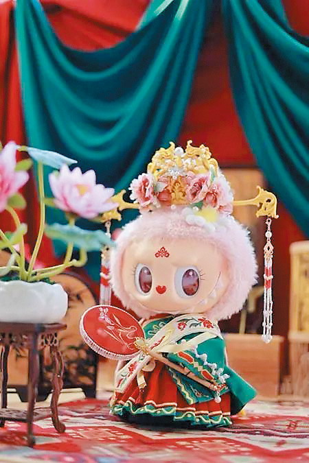 Labubu的主人會因個人喜好為自己的公仔打扮成國風淑女或時下的潮流青年。