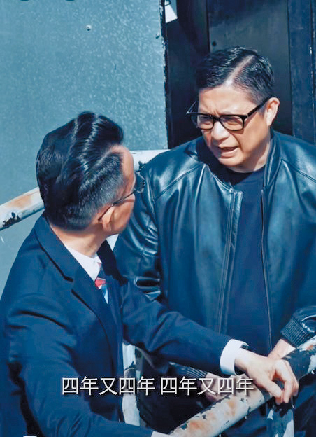 鄧炳強在宣傳片中向李百全說「四年又四年、嚟到第八屆啦」。 鄧炳強在宣傳片中向李百全說「四年又四年、嚟到第八屆啦」。