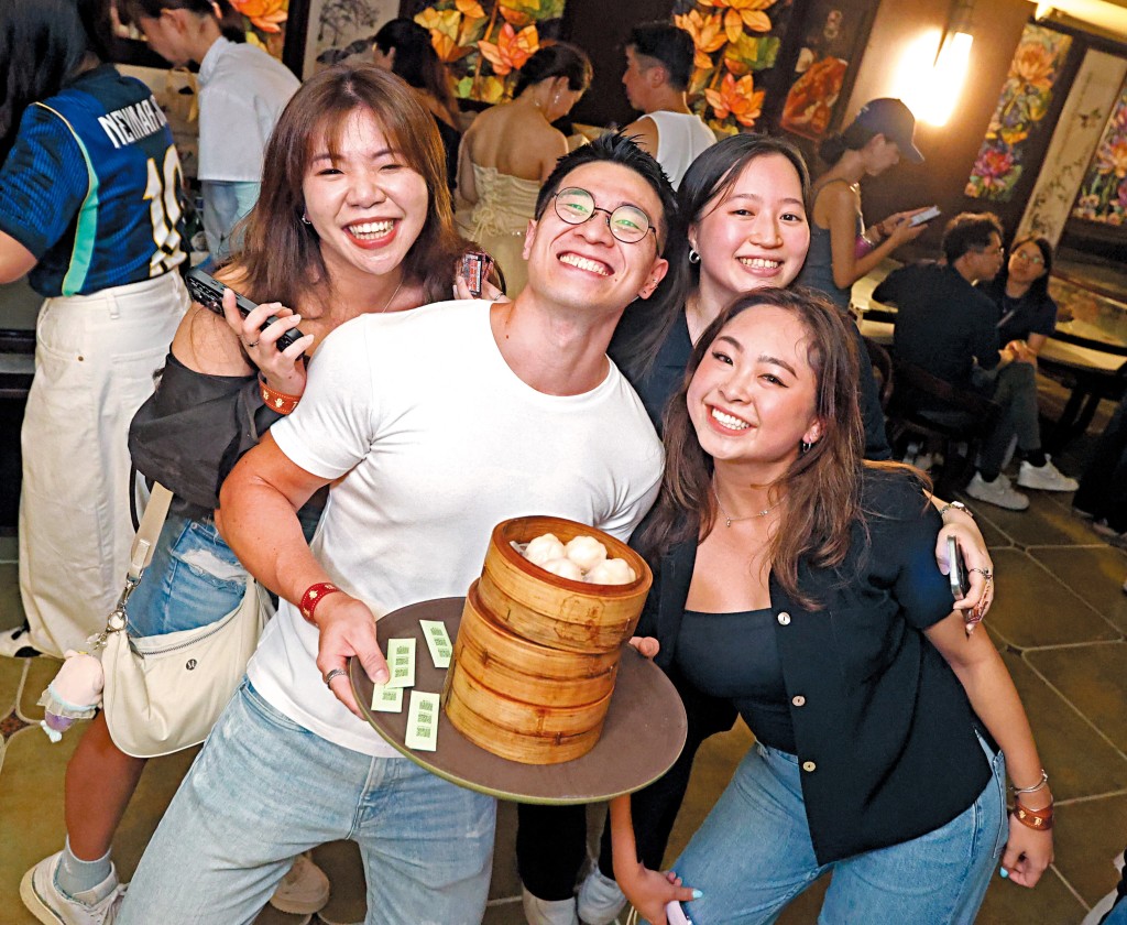 點心派對活動吸引不少年輕人到酒樓狂歡。