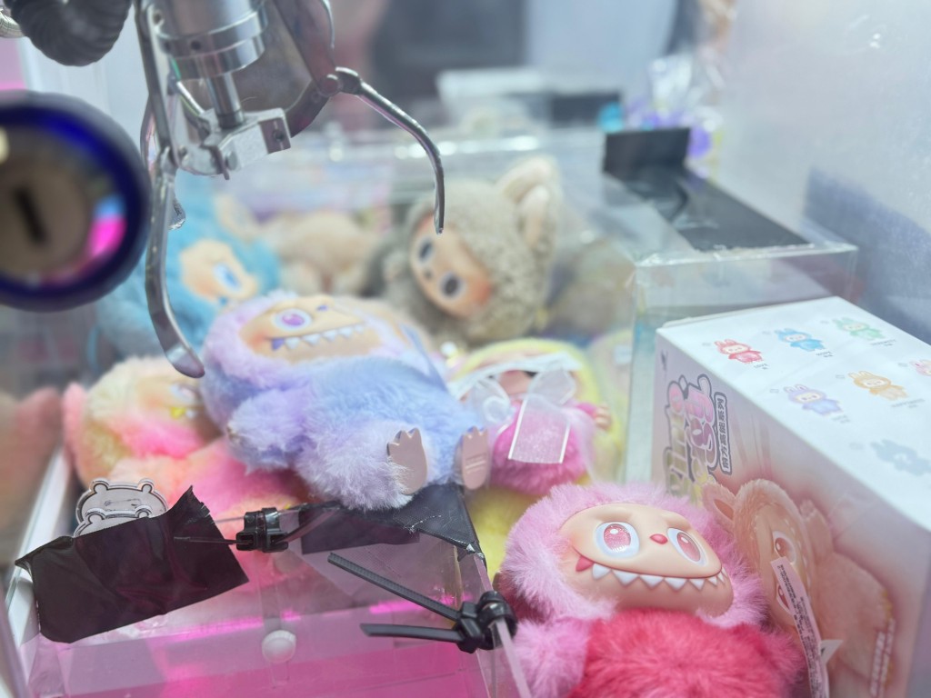不少台主看見Labubu火熱程度，不惜「落重本」購入大量公仔作獎品吸引玩家。