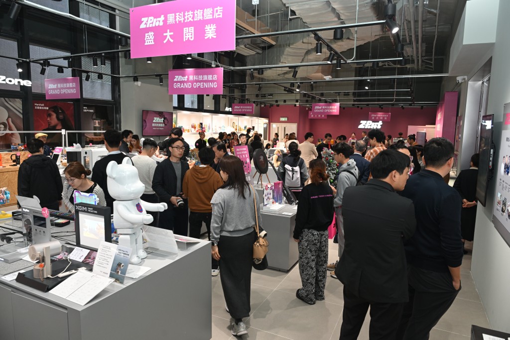 Z·Pilot黑科技荃灣旗艦店開業，吸引大批顧客入場。