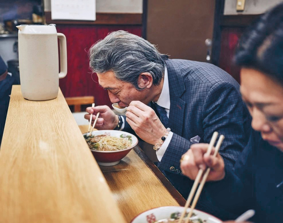 日本人喜歡吃拉麵,卻不接受其售價超過一千日圓。 日本人喜歡吃拉麵,卻不接受其售價超過一千日圓。