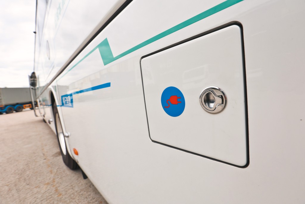 醇氫電動車配備充電及「入醇」兩種補能方法,若選擇充電,電池只須十分鐘便充滿,行走一百公里以上;若選擇入醇,加滿一次四百升醇,能跑七百八十公里以上。 醇氫電動車配備充電及「入醇」兩種補能方法,若選擇充電,電池只須十分鐘便充滿,行走一百公里以上;若選擇入醇,加滿一次四百升醇,能跑七百八十公里以上。
