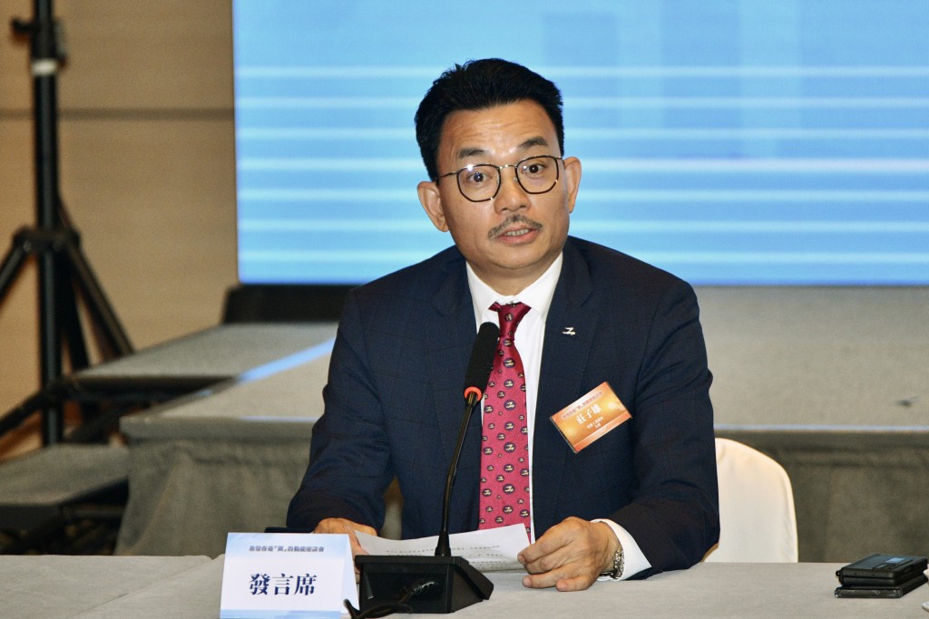 莊子雄在電台節目表示,面對美國加徵高關稅,現時港商面對陷入兩難的局面。 莊子雄在電台節目表示,面對美國加徵高關稅,現時港商面對陷入兩難的局面。