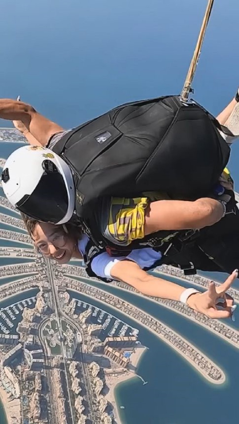 自認性格麻甩，熱衷跳傘挑戰自己。