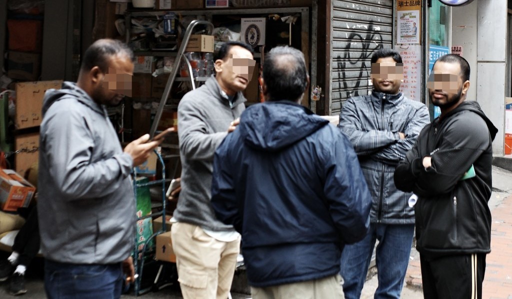 不少持身份證的印度及巴基斯坦裔港人因「假難民」問題遭受誤會，對他們生活造成困擾。