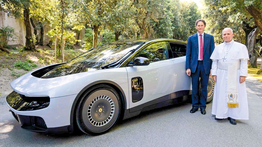 法拉利將新車直接開進梵蒂岡，邀請天主教教宗良十四世成為全球首批近距離體驗Ferrari Luce的人之一。