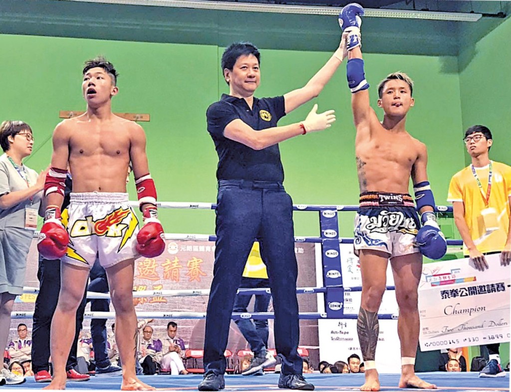 離開司法界後,黃汝榮亦有重返拳壇擔任裁判。 離開司法界後,黃汝榮亦有重返拳壇擔任裁判。