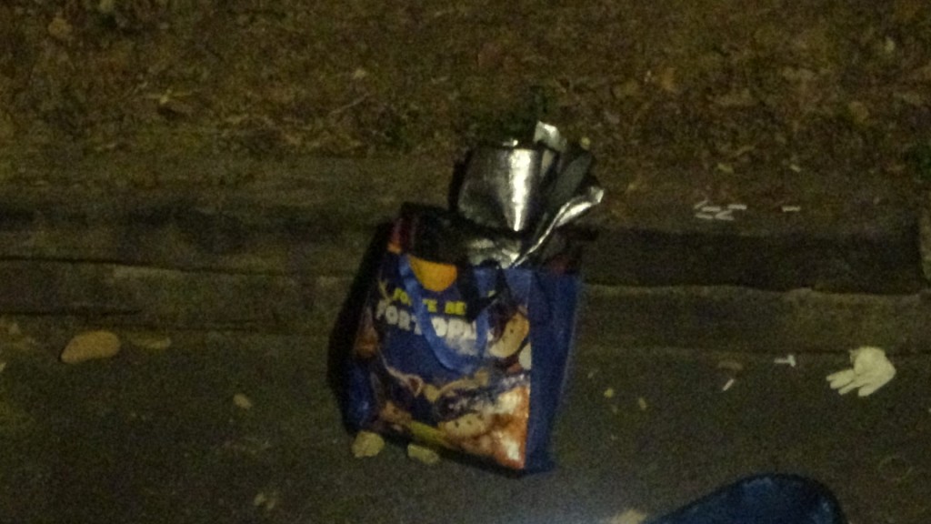 現場路邊遺下一個尼龍袋。蔡楚輝攝