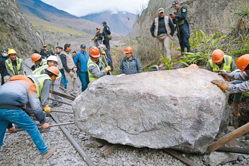 馬丘比丘因更換接駁巴士公司經營，引發當地居民不滿，大批示威者在鐵路沿線擺放大小石塊癱瘓上山道路，導致大量旅客被困滯留。