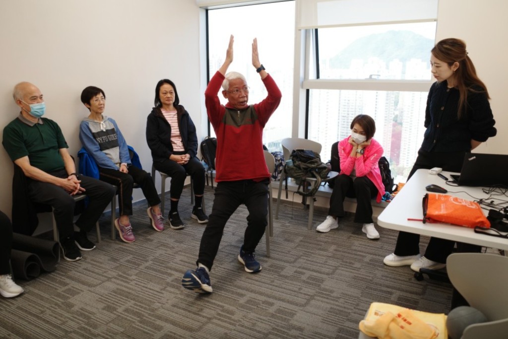 物理治療師進行小組活動,針對膝痛程度及行動力,教授護理及舒緩方法。(受訪者提供) 物理治療師進行小組活動,針對膝痛程度及行動力,教授護理及舒緩方法。(受訪者提供)