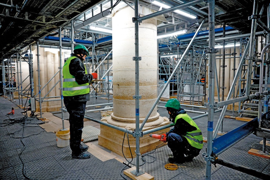 考古學家在石柱結構取出鐵釘,驗證是教堂落成年代之物。 考古學家在石柱結構取出鐵釘,驗證是教堂落成年代之物。