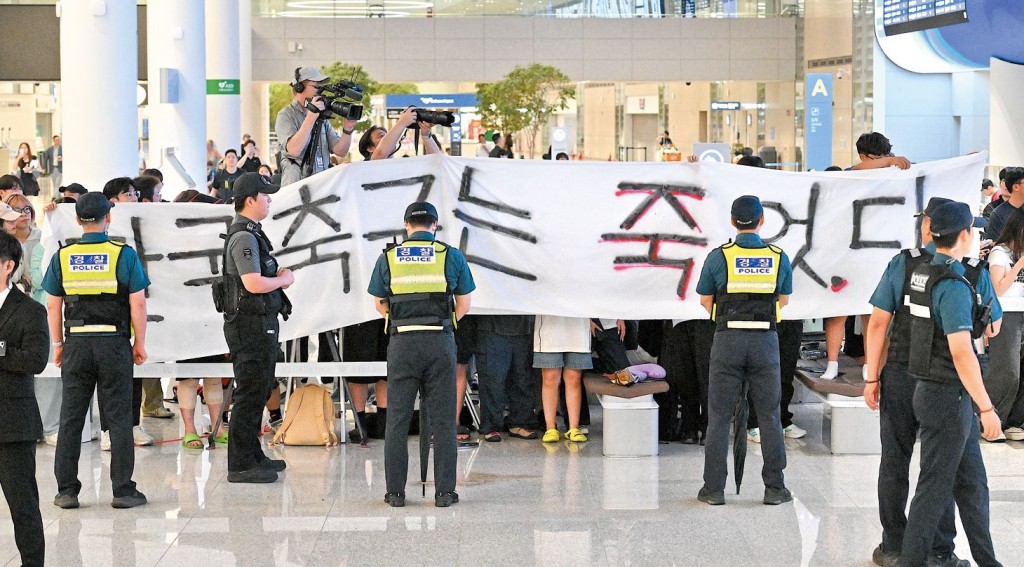 南韓球員輸波回國,球迷早已在機場等候,並拉起「韓國足球已死」之橫額表不滿。 南韓球員輸波回國,球迷早已在機場等候,並拉起「韓國足球已死」之橫額表不滿。