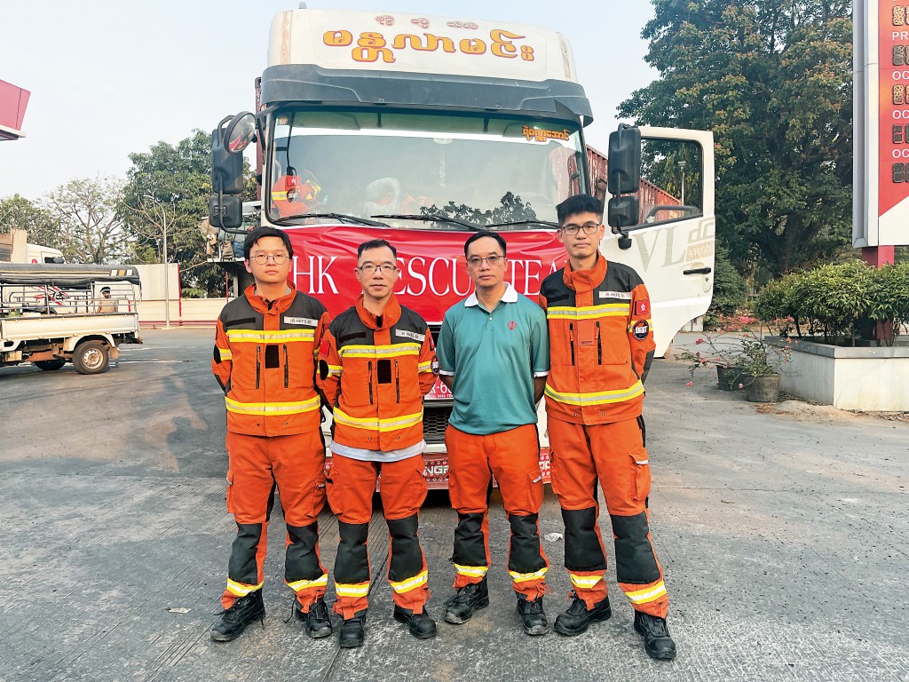 香港政府去年派出求援隊到緬甸地震救災,穿綠色上衣的正是蕭粵中。 香港政府去年派出求援隊到緬甸地震救災,穿綠色上衣的正是蕭粵中。
