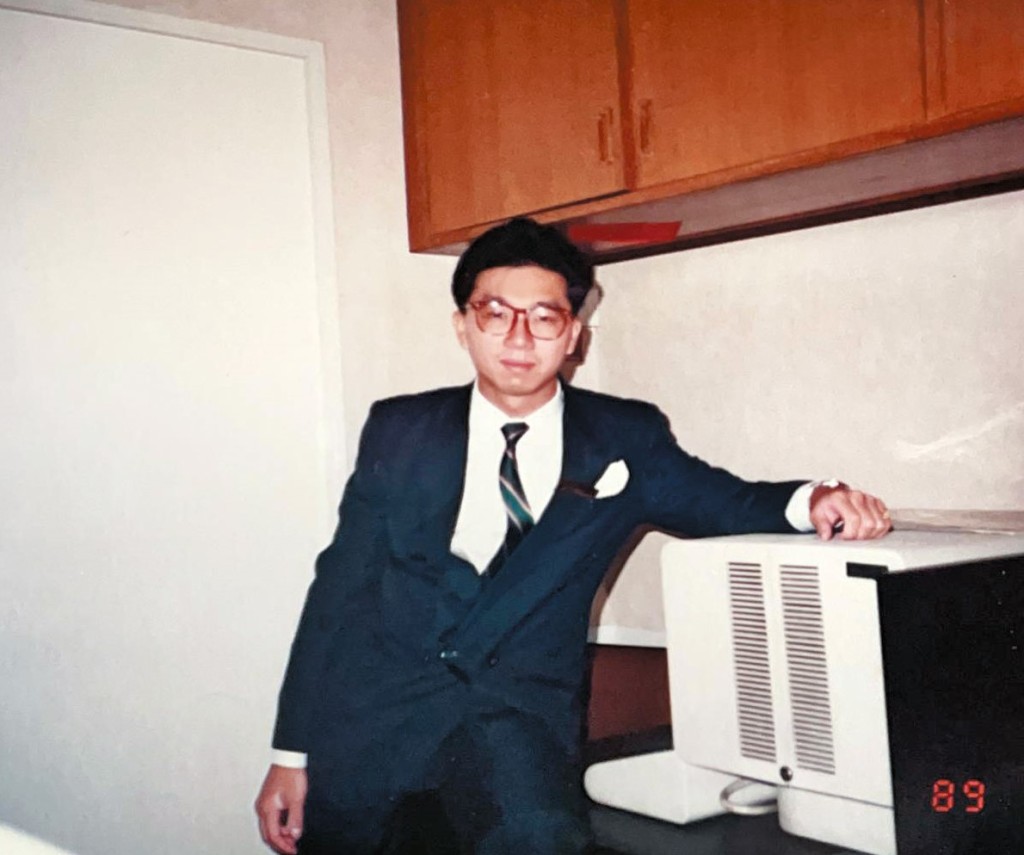 鄧添穩於一九八九年在金域假日酒店由行李員做起,後來晉升至前台工作。 鄧添穩於一九八九年在金域假日酒店由行李員做起,後來晉升至前台工作。