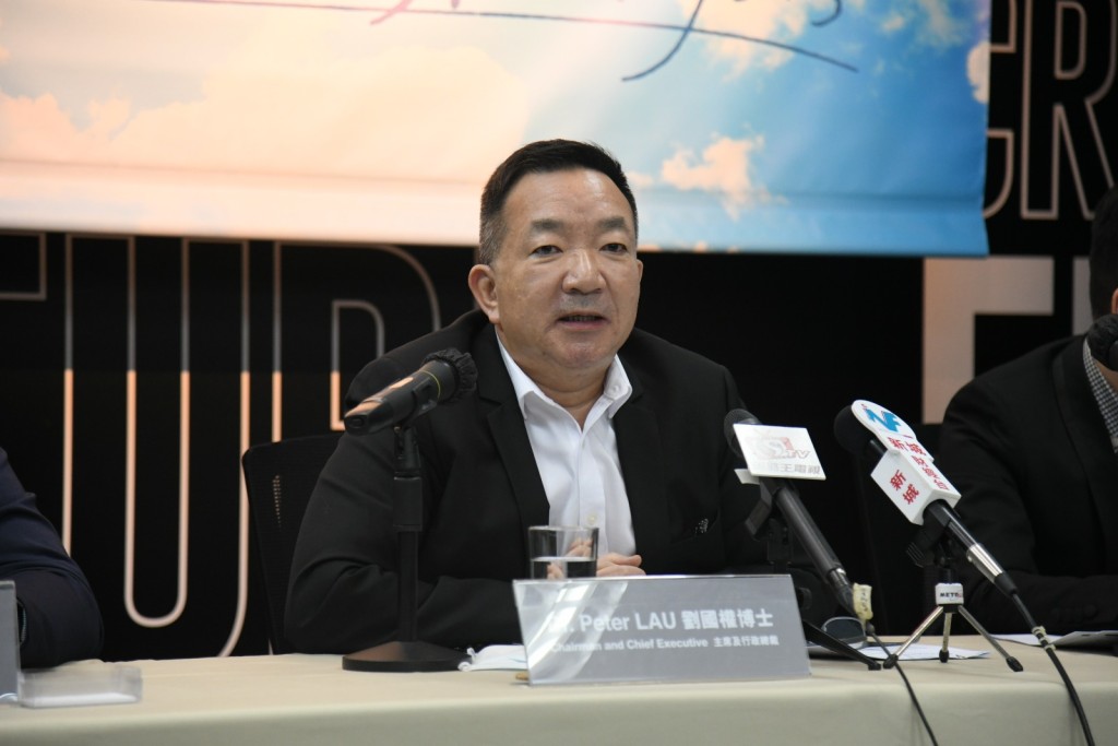 七十歲的劉國權是壹傳媒主席黎智英的舊將,當年獲後者賞識出任CEO同主席,二二年的總薪酬超過1500萬。 七十歲的劉國權是壹傳媒主席黎智英的舊將,當年獲後者賞識出任CEO同主席,二二年的總薪酬超過1500萬。