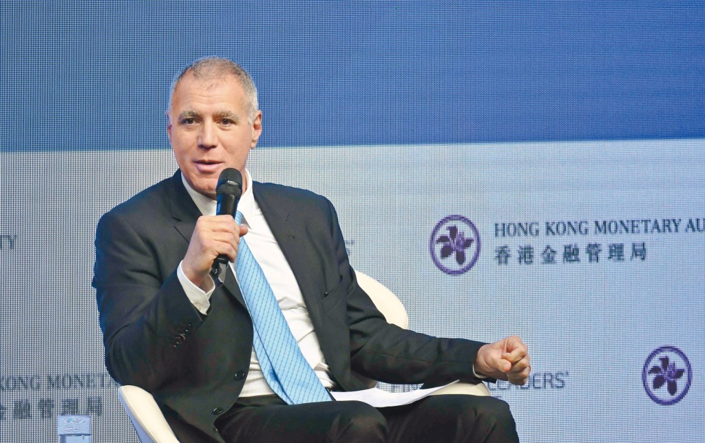 新任行政總裁艾橋智上場後,滙控即進一步重組,將全球業務簡化為四大部門,包括香港業務、英國業務、企業及機構理財,以及國際財富管理及卓越理財。 新任行政總裁艾橋智上場後,滙控即進一步重組,將全球業務簡化為四大部門,包括香港業務、英國業務、企業及機構理財,以及國際財富管理及卓越理財。