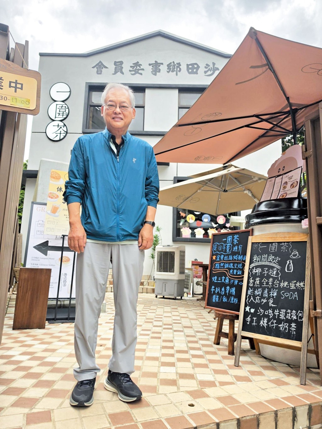 莫錦貴將七十六年古蹟的沙田鄉委會化身茶餐廳,採用不少沙田出產的食材,受歡迎食物之一是沙爹牛蛋包。 莫錦貴將七十六年古蹟的沙田鄉委會化身茶餐廳,採用不少沙田出產的食材,受歡迎食物之一是沙爹牛蛋包。