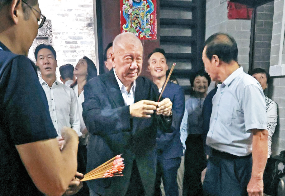 何敬康與家族成員早前返回番禺故鄉,由何厚鏵(圖)帶領下在祖屋上香。 何敬康與家族成員早前返回番禺故鄉,由何厚鏵(圖)帶領下在祖屋上香。