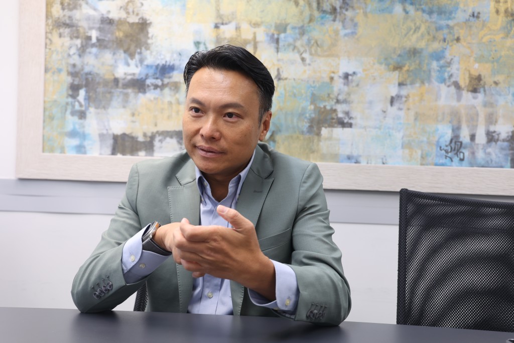 楊雲峰指出，有服務和介紹描述相當意淫，令人關注有沒有提供額外服務。