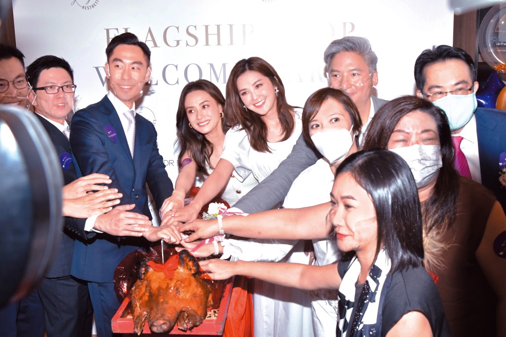 Twins代言的醫思健康,去年營業額超過四十一億港元。 Twins代言的醫思健康,去年營業額超過四十一億港元。