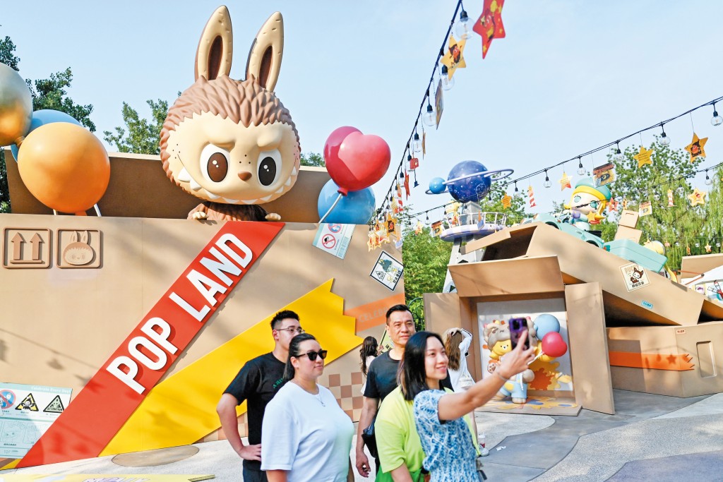 Labubu在二五年全年銷售量突破一億隻,而全品類全 IP 產品的總銷量更超過四億隻。 Labubu在二五年全年銷售量突破一億隻,而全品類全 IP 產品的總銷量更超過四億隻。