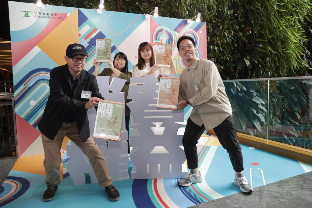 得獎的《東周刊》記者陳栢麟（右一）及何孟渝(右二）及《星島日報》記者林家希（左二）、關英傑（左一）合照。