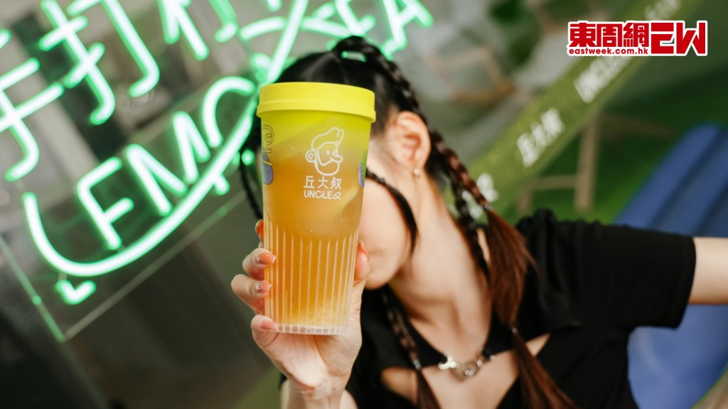 內地知名茶飲品牌丘大叔檸檬茶憑爆款「鴨屎香檸檬茶」在競爭激烈的茶飲市場殺出重圍。
