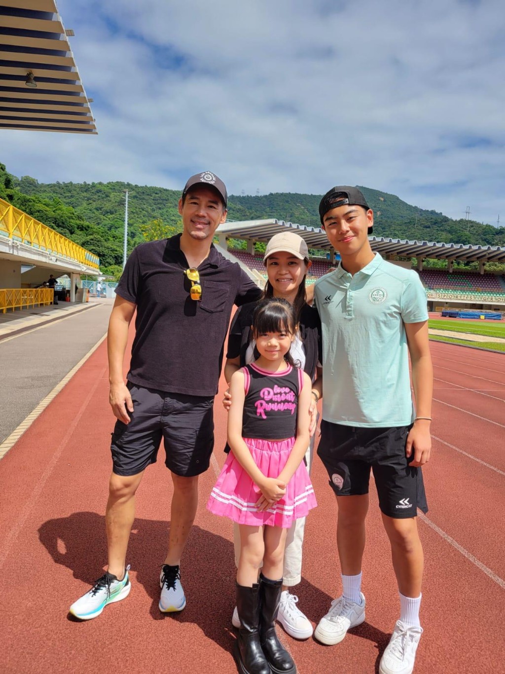 徐榮一對子女多才多藝！