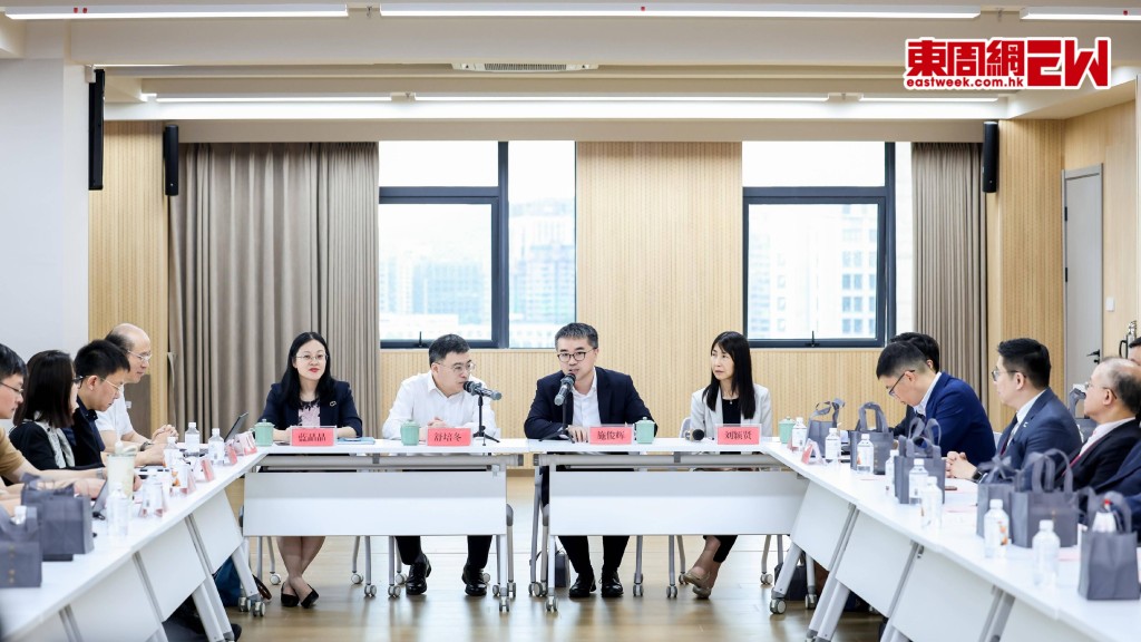 教育局副局長施俊輝博士昨日（五月二十六日）率領考察團訪問浙江省杭州市。圖示施俊輝博士（右六）與浙江省教育廳副廳長舒培冬（左六）及其他教育廳官員會面交流。