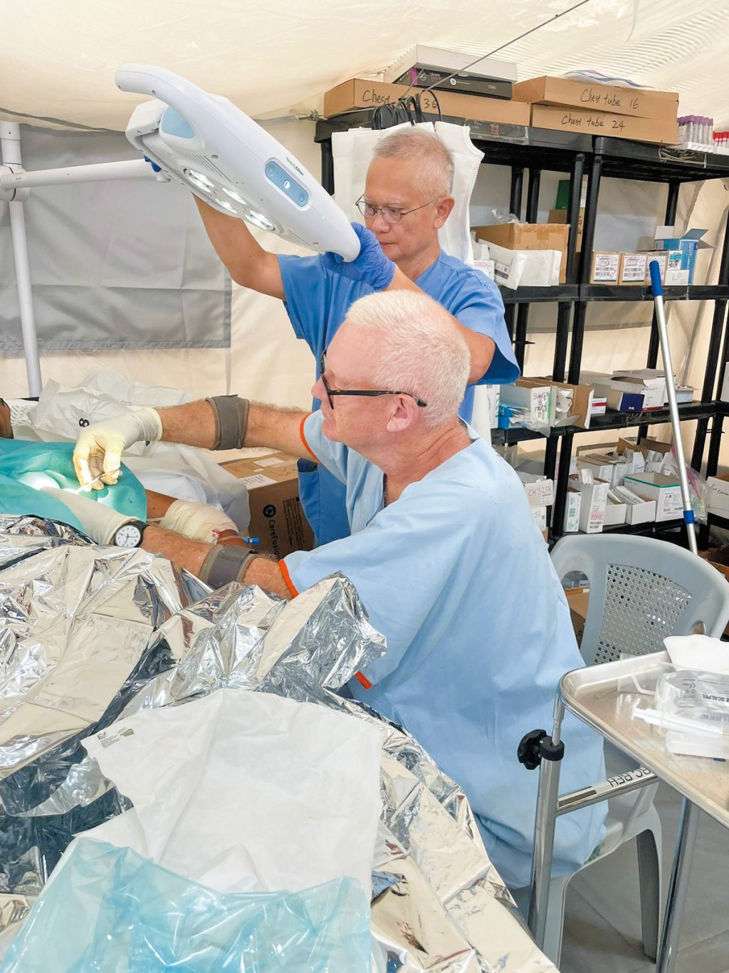 梁偉賢曾在紅十字戰地醫院工作，圖為他在醫院內工作情況。