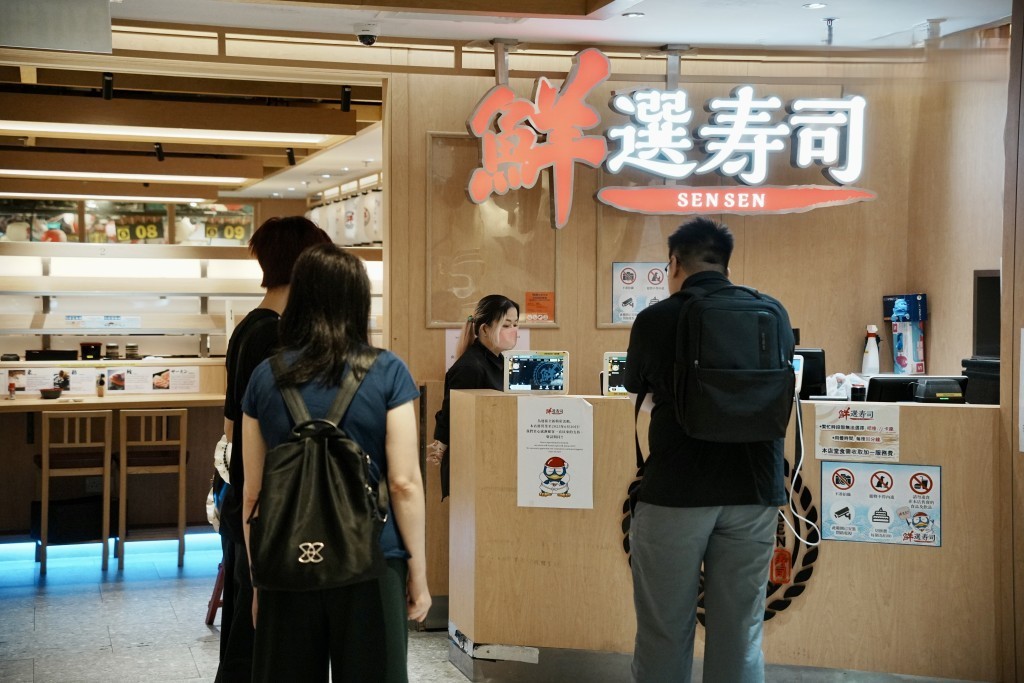 午膳時間到「鮮選壽司」惠顧的客人數目不多 午膳時間到「鮮選壽司」惠顧的客人數目不多