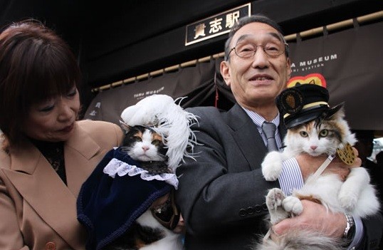 二代玉(右)接任初代小玉(左)為站長。