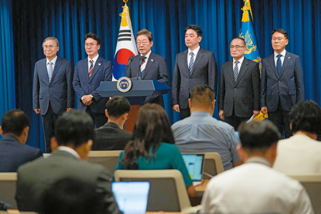▲李在明(左三)公布新政府領導班子名單,提名共同民主黨最高委員金民錫(左二)出任國務總理。 ▲李在明(左三)公布新政府領導班子名單,提名共同民主黨最高委員金民錫(左二)出任國務總理。