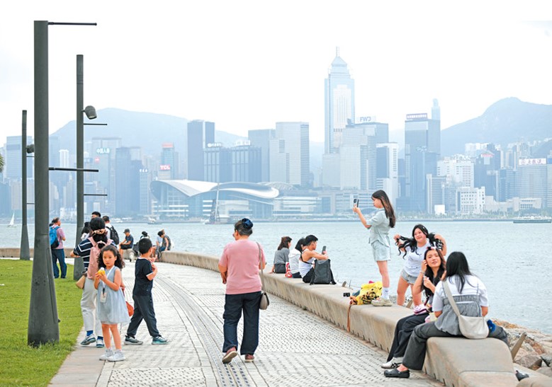 今年五一黃金周訪港旅客較去年同期上升百分之八，約有一百一十九萬人次。