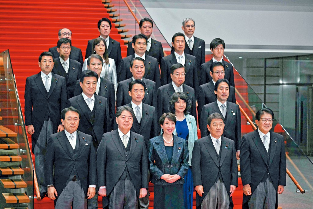 小野田紀美( 四排左二)以四十二歲之齡進入高市內閣,令閣員的平均年齡大減三歲,有煥然一新感覺。 小野田紀美( 四排左二)以四十二歲之齡進入高市內閣,令閣員的平均年齡大減三歲,有煥然一新感覺。