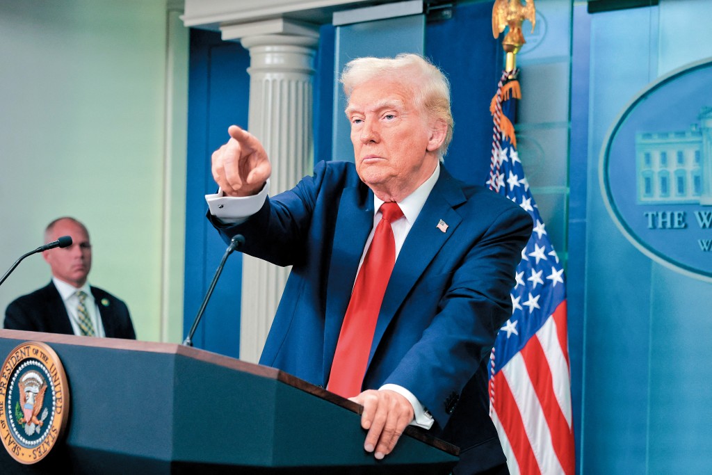 美國總統特朗普竟公開力挺 American Eagle的新廣告,刺激其股價單日急升兩成三。 美國總統特朗普竟公開力挺 American Eagle的新廣告,刺激其股價單日急升兩成三。