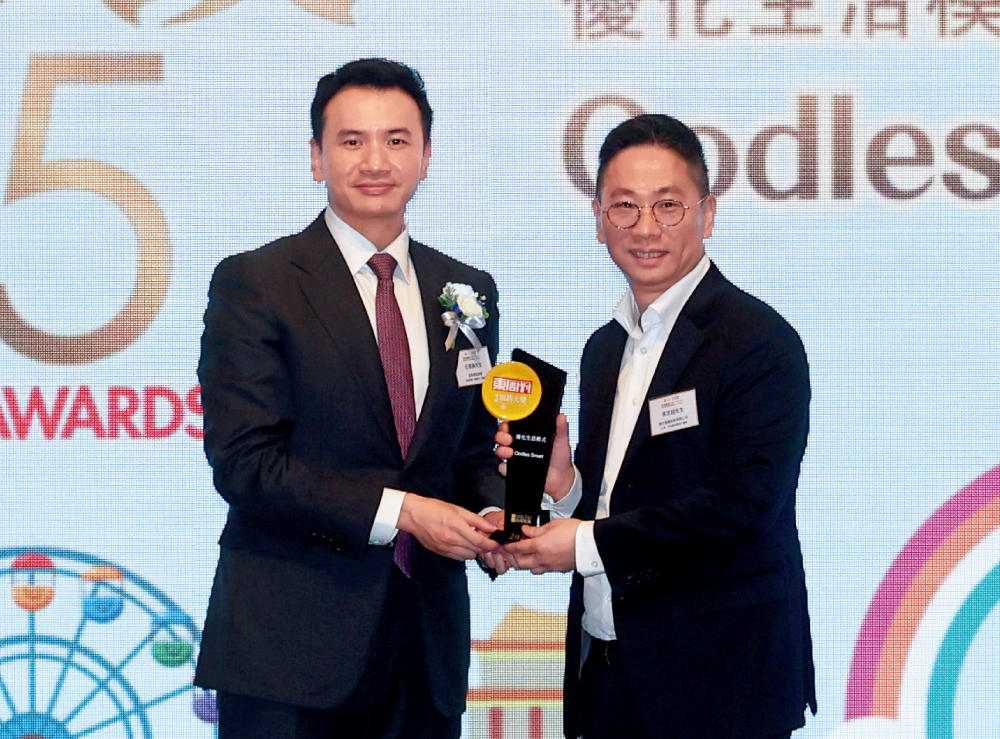 Oodles Smart榮獲特別表揚獎項「優化生活模式」，由德合集團控股有限公司主席、行政總裁兼執行董事吳志超親臨領獎。