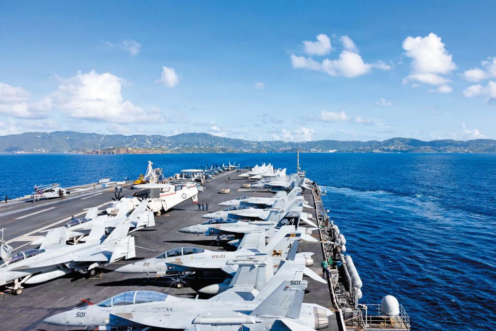 美在加勒比海和東太平洋部署以航空母艦「福特號」為首的戰鬥群，狙擊「與委內瑞拉毒梟有關的海上運毒快艇」或走私油貨輪（下圖）。