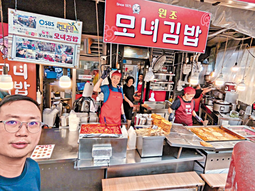  李鎮強（左）在明洞路邊攤檔吃了不少街頭小食。