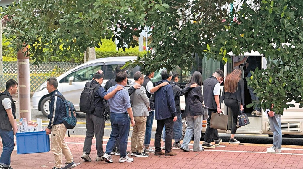 警方搗破一間本港公司涉 宣傳代母服務, 涉嫌違反 《人類生殖科技條例》。 警方搗破一間本港公司涉 宣傳代母服務, 涉嫌違反 《人類生殖科技條例》。