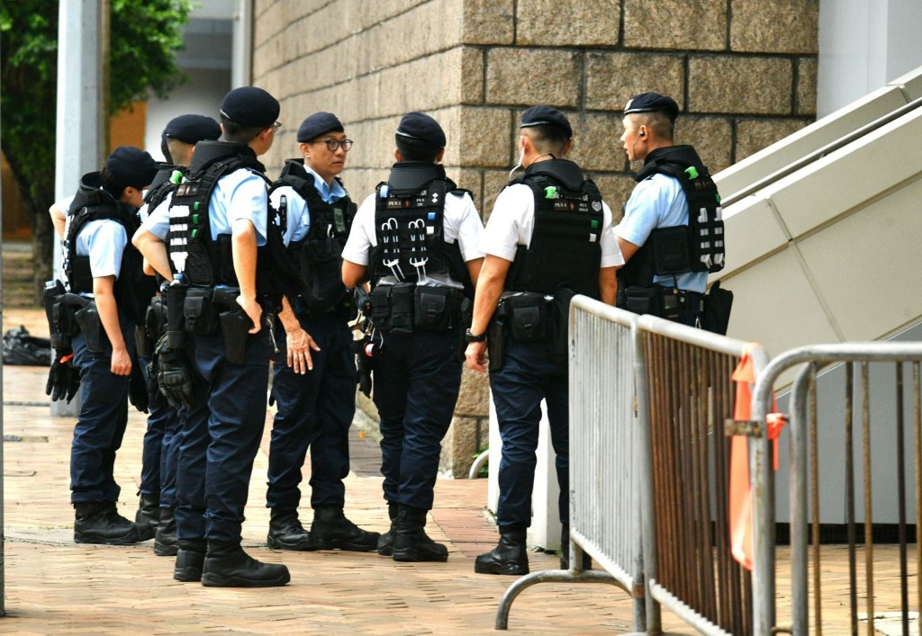 高院今早處理黃之鋒串謀勾外國勢力案，警方一早於法院外戒備。  