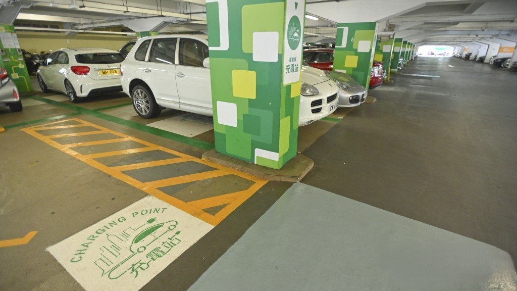 環境及生態局今日(13日)於社交平台交代香港發展電動車充電器的進度