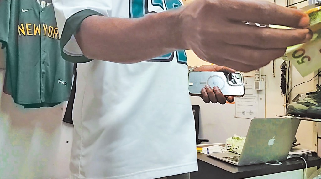 有人以數十元，販賣聲稱是「鼻煙」的啡色粉末，另外提供多種粉袋，指服後同樣有吸煙的感覺。