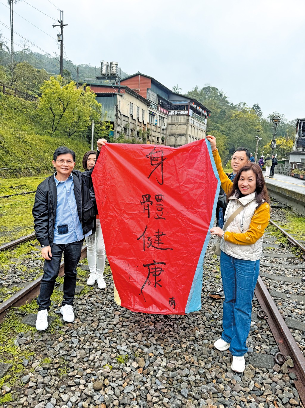 謝佩蘭重視團隊建設,公司上下關係融洽。圖為她與同事出席海外會議,期間一同體驗放天燈。 謝佩蘭重視團隊建設,公司上下關係融洽。圖為她與同事出席海外會議,期間一同體驗放天燈。