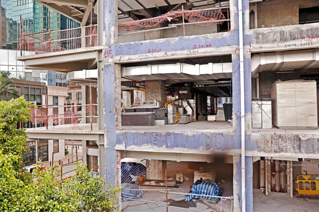 從外望入大樓，清楚見到每層單位的石屎外牆和間隔牆外露。