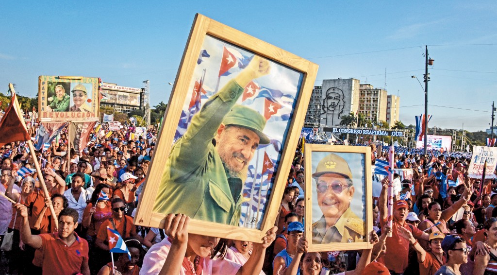 卡斯特羅年代權力高度集中,只要砍掉一個人,政府就會倒台。 卡斯特羅年代權力高度集中,只要砍掉一個人,政府就會倒台。