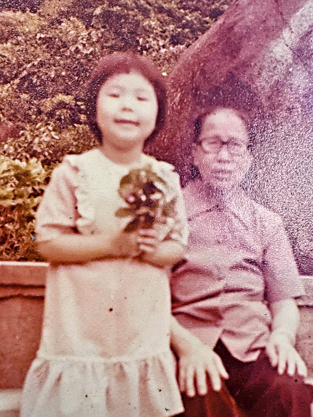 陳秀雯的媽媽收留鄰居婆婆 （右），協助照顧陳家的小孩。婆婆在她讀中六那年去世，她對那位沒有血緣關係但如親人一樣的婆婆仍然思念。