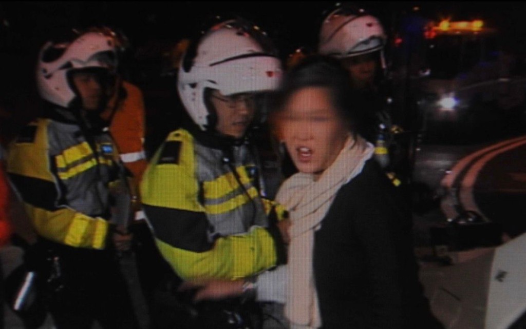 二〇一〇年Amina曾因醉駕撞車後，情緒激動，掌摑交警，轟動全城。